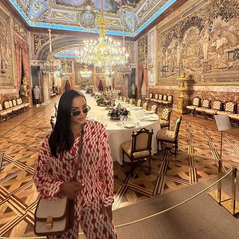 Bên trong cung điện Hoàng gia Madrid