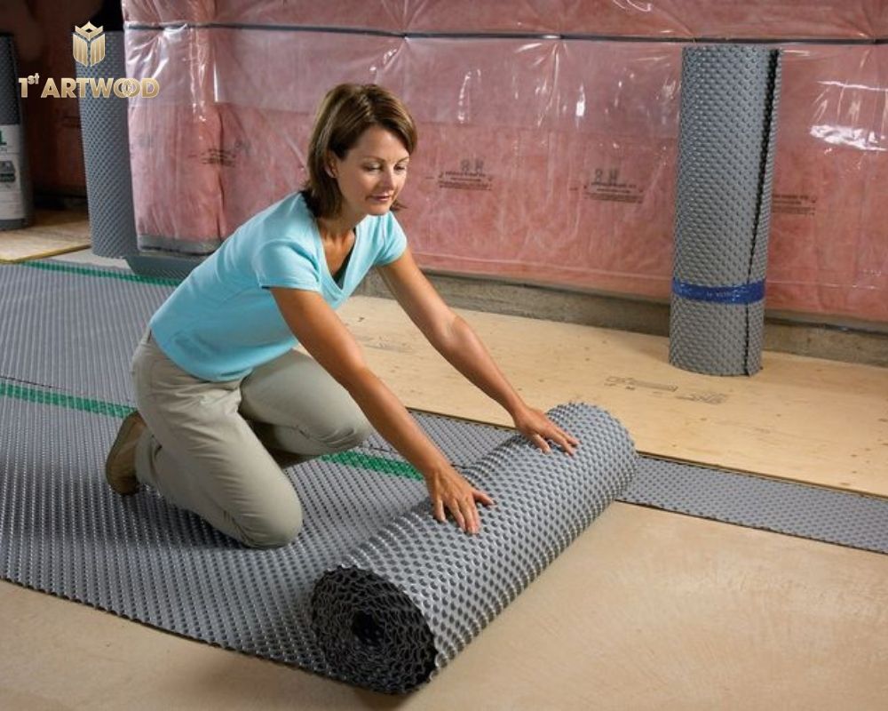 Trải lớp lót chống ẩm sàn gỗ hoa văn